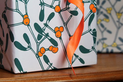 Geschenkpapier Misteln zweifarbig